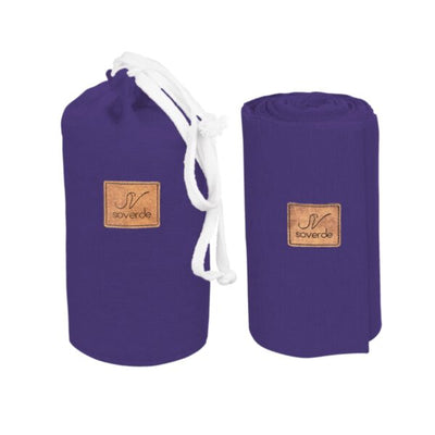 Das SOVERDE Tragetuch in der Farbe violett zusammengerollt mit einem praktischen Transportbeutel.