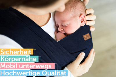 Junge Mama trägt ihr Neugeborenes Baby im blauen SOVERDE Babytragetuch